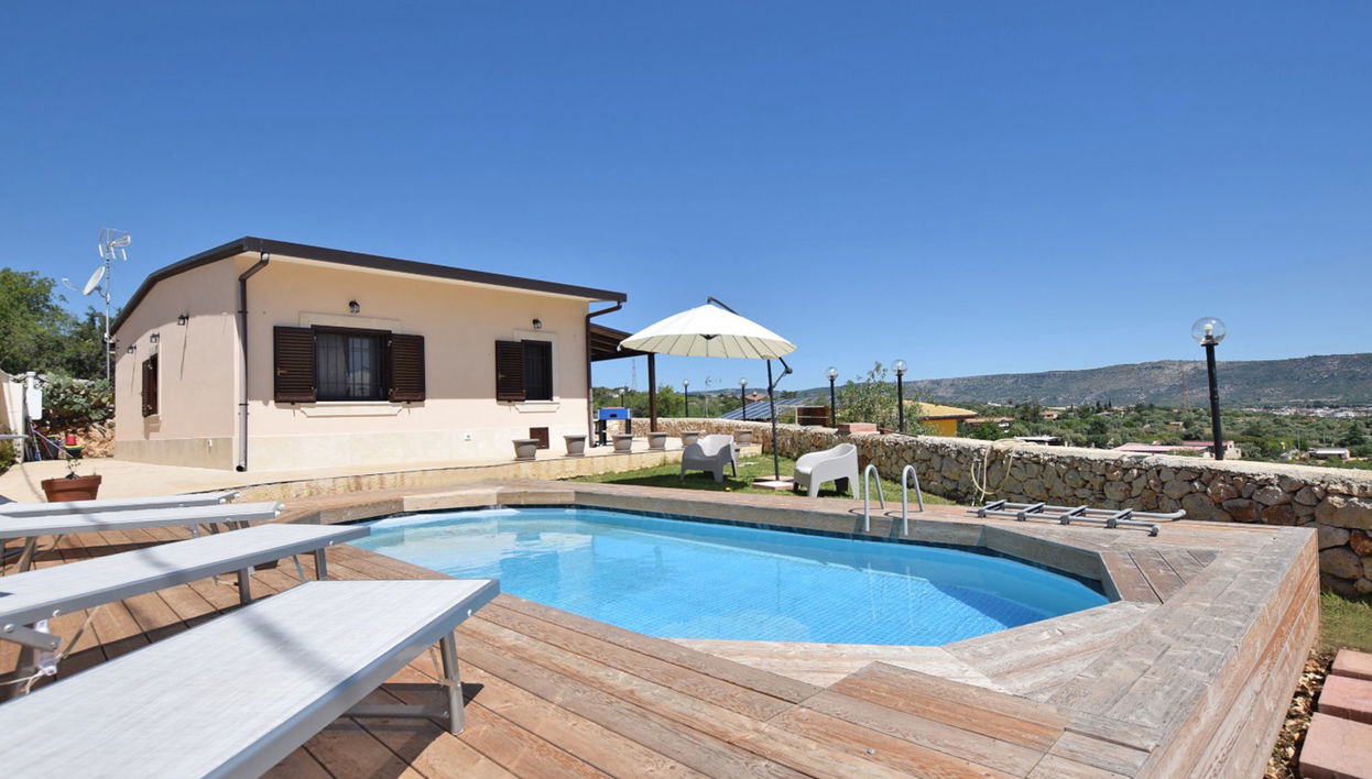 Casa de 3 quartos em Floridia com piscina privada e jardim - Foto 1