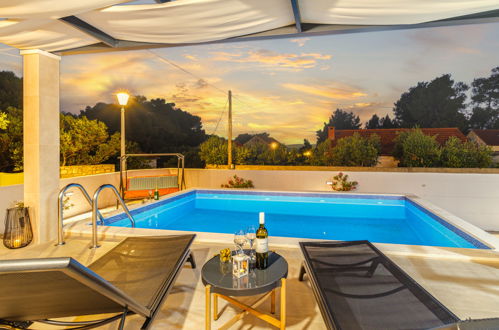 Foto 45 - Casa con 4 camere da letto a Milna con piscina privata e vista mare