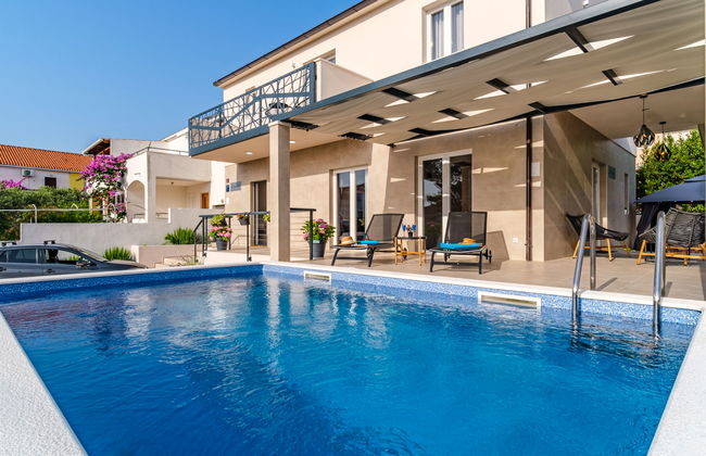 Casa de 5 quartos em Milna com piscina privada e terraço - Foto 1