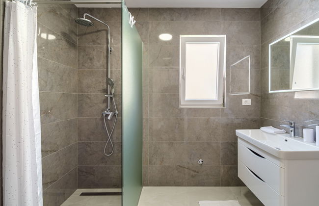 Casa de 5 quartos em Milna com piscina privada e terraço - Foto 16