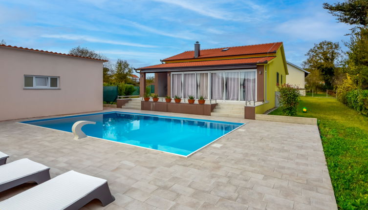 Photo 1 - Maison de 4 chambres à Trilj avec piscine privée et terrasse