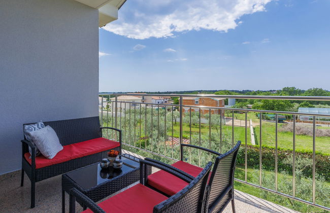 Apartamento de 2 quartos em Umag com jardim e terraço - Foto 2