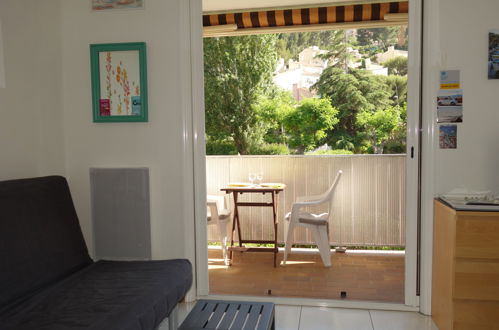 Photo 16 - Apartment in Saint-Cyr-sur-Mer with garden and terrace