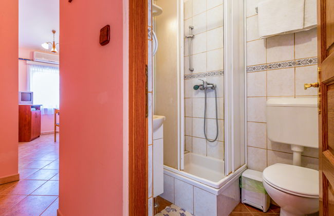 1 bedroom Apartment in Karlobag with swimming pool - Photo 9