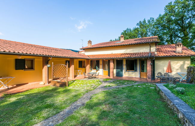 Casa de 5 quartos em Bucine com piscina e jardim - Foto 1