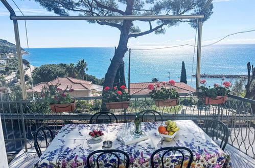 Photo 1 - Maison de 3 chambres à San Lorenzo al Mare avec terrasse et vues à la mer