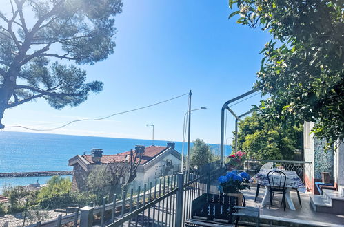 Photo 7 - Maison de 3 chambres à San Lorenzo al Mare avec terrasse et vues à la mer