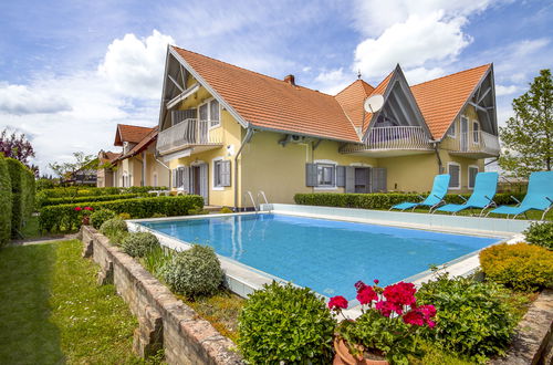 Foto 9 - Apartment mit 1 Schlafzimmer in Balatonmáriafürdő mit schwimmbad und garten