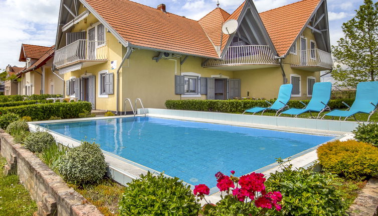 Foto 1 - Apartment mit 1 Schlafzimmer in Balatonmáriafürdő mit schwimmbad und garten