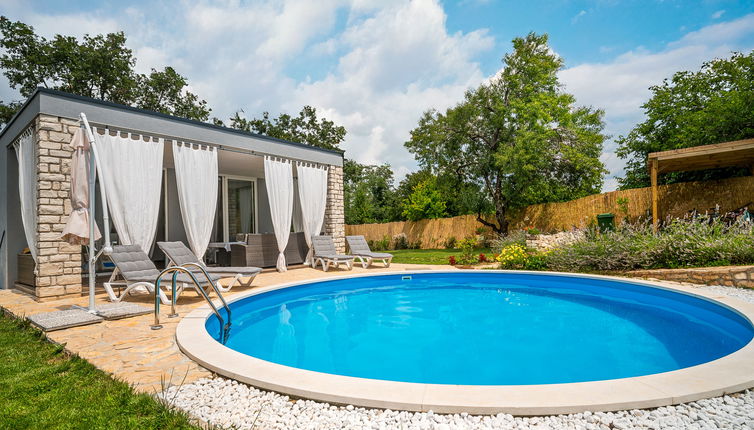 Photo 1 - Maison de 1 chambre à Buje avec piscine privée et jardin