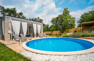 Foto 1 - Casa con 1 camera da letto a Buje con piscina privata e giardino