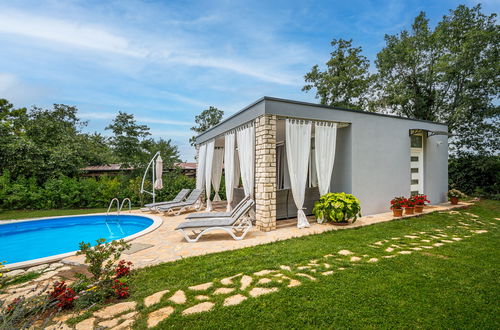 Photo 4 - Maison de 1 chambre à Buje avec piscine privée et jardin