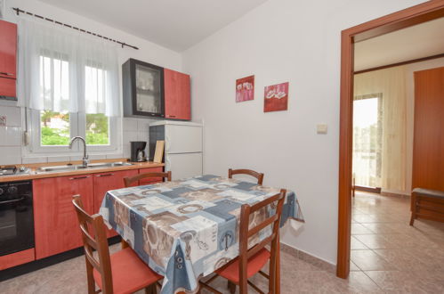 Photo 4 - 2 bedroom Apartment in Vir with swimming pool and garden