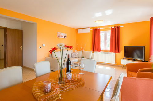 Photo 10 - 2 bedroom Apartment in Poreč with swimming pool and garden