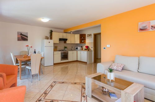 Foto 9 - Apartamento de 2 quartos em Poreč com piscina e jardim