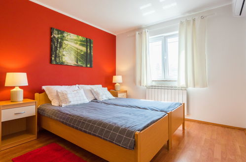 Foto 4 - Appartamento con 2 camere da letto a Poreč con piscina e vista mare