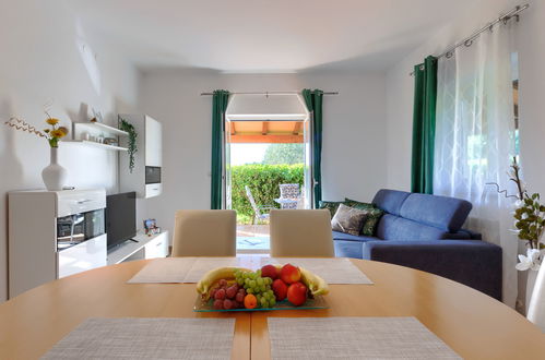 Photo 10 - 3 bedroom Apartment in Sveti Lovreč with private pool and garden