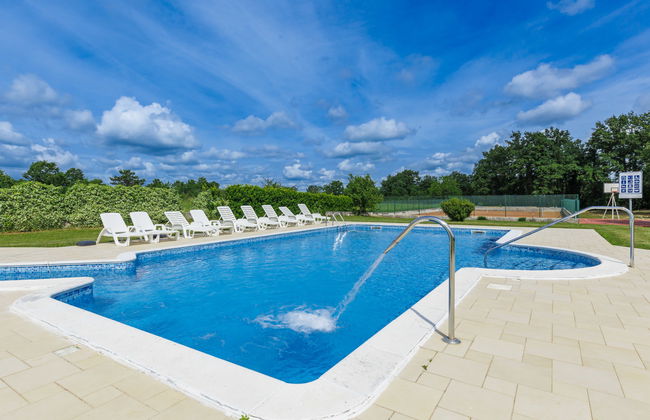Apartamento de 2 quartos em Žminj com piscina e jardim - Foto 3