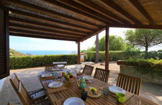 Photo 3 - Maison de 2 chambres à Capoliveri avec jardin et vues à la mer