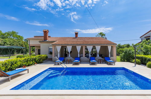 Foto 1 - Casa con 3 camere da letto a Marčana con piscina privata e giardino
