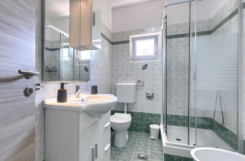 Foto 36 - Casa con 3 camere da letto a Marčana con piscina privata e giardino