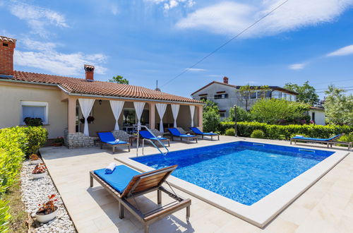 Foto 38 - Casa con 3 camere da letto a Marčana con piscina privata e giardino