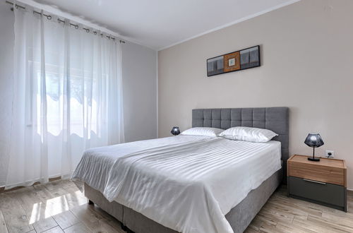 Foto 25 - Casa con 3 camere da letto a Marčana con piscina privata e giardino