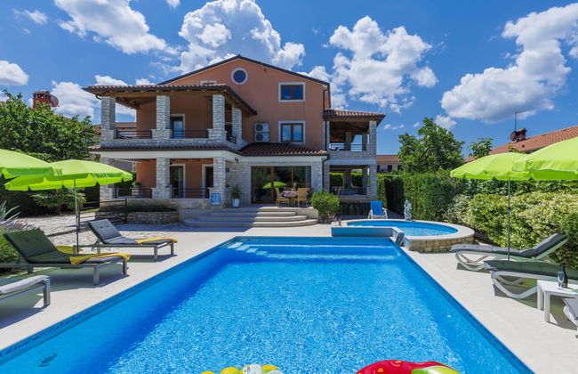 Casa de 9 quartos em Buje com piscina privada e jardim - Foto 1