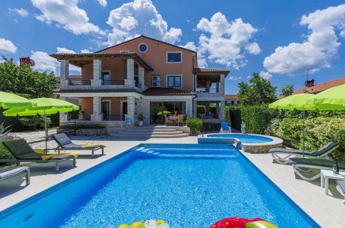 Photo 1 - Maison de 4 chambres à Buje avec piscine privée et jardin