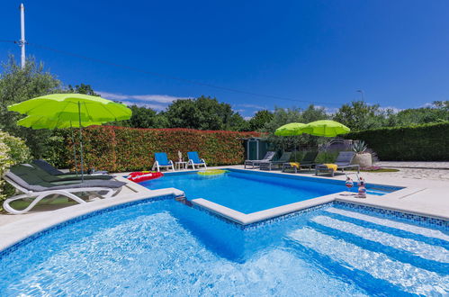 Photo 2 - Maison de 4 chambres à Buje avec piscine privée et vues à la mer