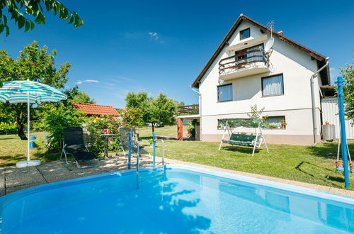 Photo 1 - Maison de 3 chambres à Balatonalmádi avec piscine privée et jardin