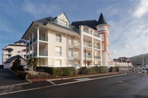 Foto 17 - Appartamento con 2 camere da letto a Dives-sur-Mer con vista mare