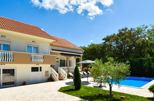 Photo 2 - Maison de 5 chambres à Poličnik avec piscine privée et jardin