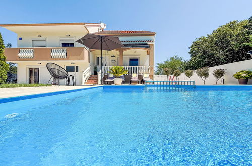 Foto 2 - Casa de 5 quartos em Poličnik com piscina privada e jardim