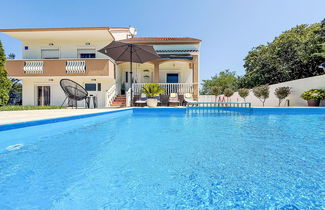 Foto 2 - Casa de 5 quartos em Poličnik com piscina privada e jardim