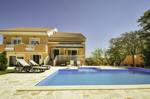 Photo 1 - Maison de 5 chambres à Poličnik avec piscine privée et vues à la mer