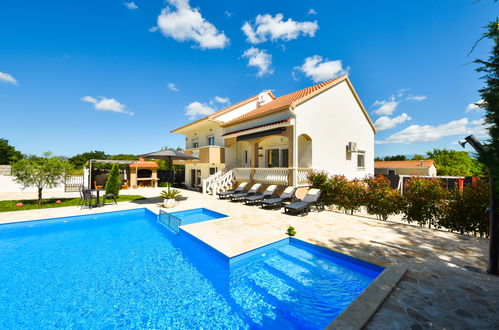 Photo 31 - Maison de 5 chambres à Poličnik avec piscine privée et jardin