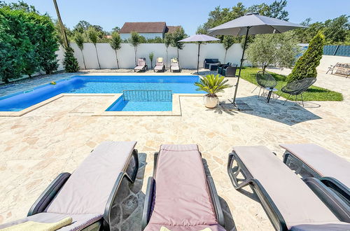 Foto 38 - Casa de 5 quartos em Poličnik com piscina privada e jardim