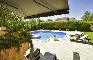 Foto 2 - Casa con 5 camere da letto a Poličnik con piscina privata e vista mare