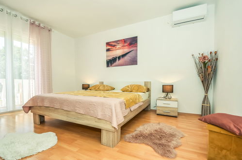 Foto 9 - Casa con 5 camere da letto a Poličnik con piscina privata e vista mare