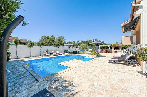 Foto 3 - Casa de 5 quartos em Poličnik com piscina privada e jardim