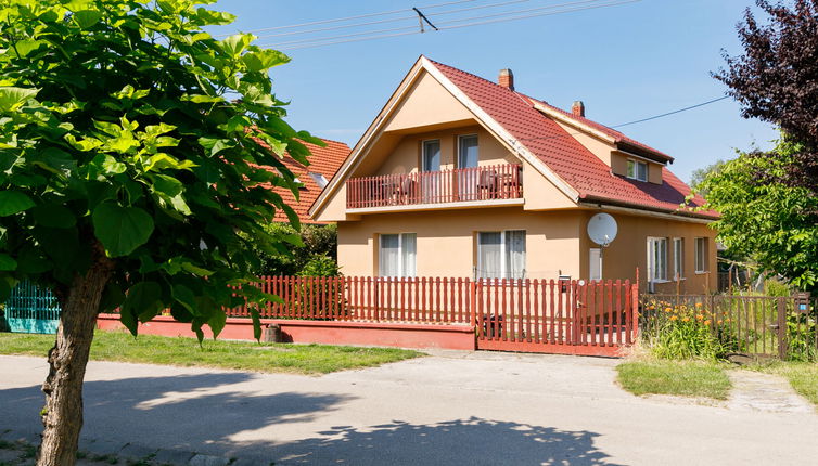 Foto 1 - Appartamento con 3 camere da letto a Balatonszemes con giardino e vista sulle montagne