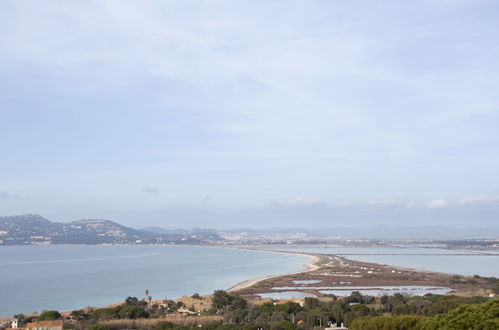 Foto 20 - Apartment mit 1 Schlafzimmer in Hyères mit garten und blick aufs meer