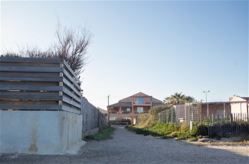 Foto 16 - Appartamento con 1 camera da letto a Hyères con giardino e vista mare