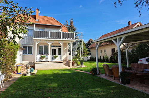 Foto 1 - Appartamento con 2 camere da letto a Balatonkeresztúr con giardino