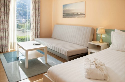 Foto 15 - Apartment mit 4 Schlafzimmern in Montreux mit schwimmbad und blick auf die berge