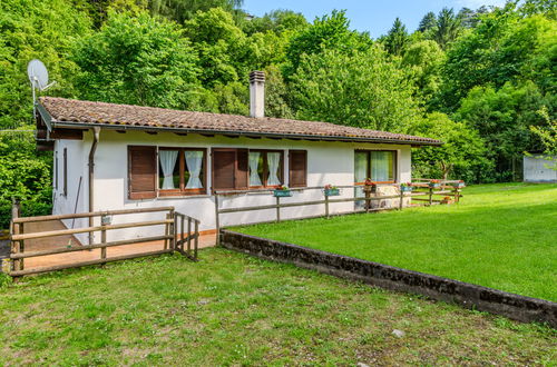 Foto 2 - Casa con 2 camere da letto a Claino con Osteno con giardino e vista sulle montagne