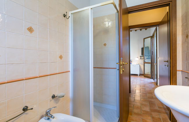 Apartamento de 2 quartos em Santa Luce com piscina e jardim - Foto 17