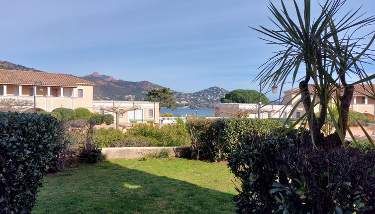 Foto 1 - Apartamento de 1 habitación en Saint-Raphaël con piscina y vistas al mar