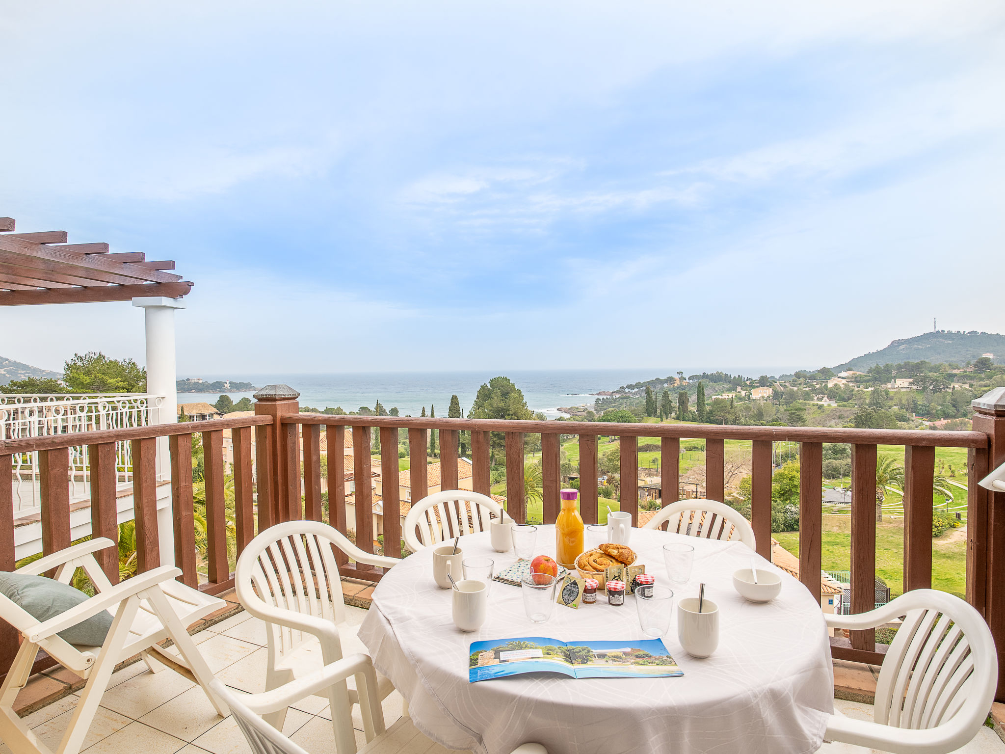 Foto 2 - Appartamento con 2 camere da letto a Saint-Raphaël con piscina e vista mare